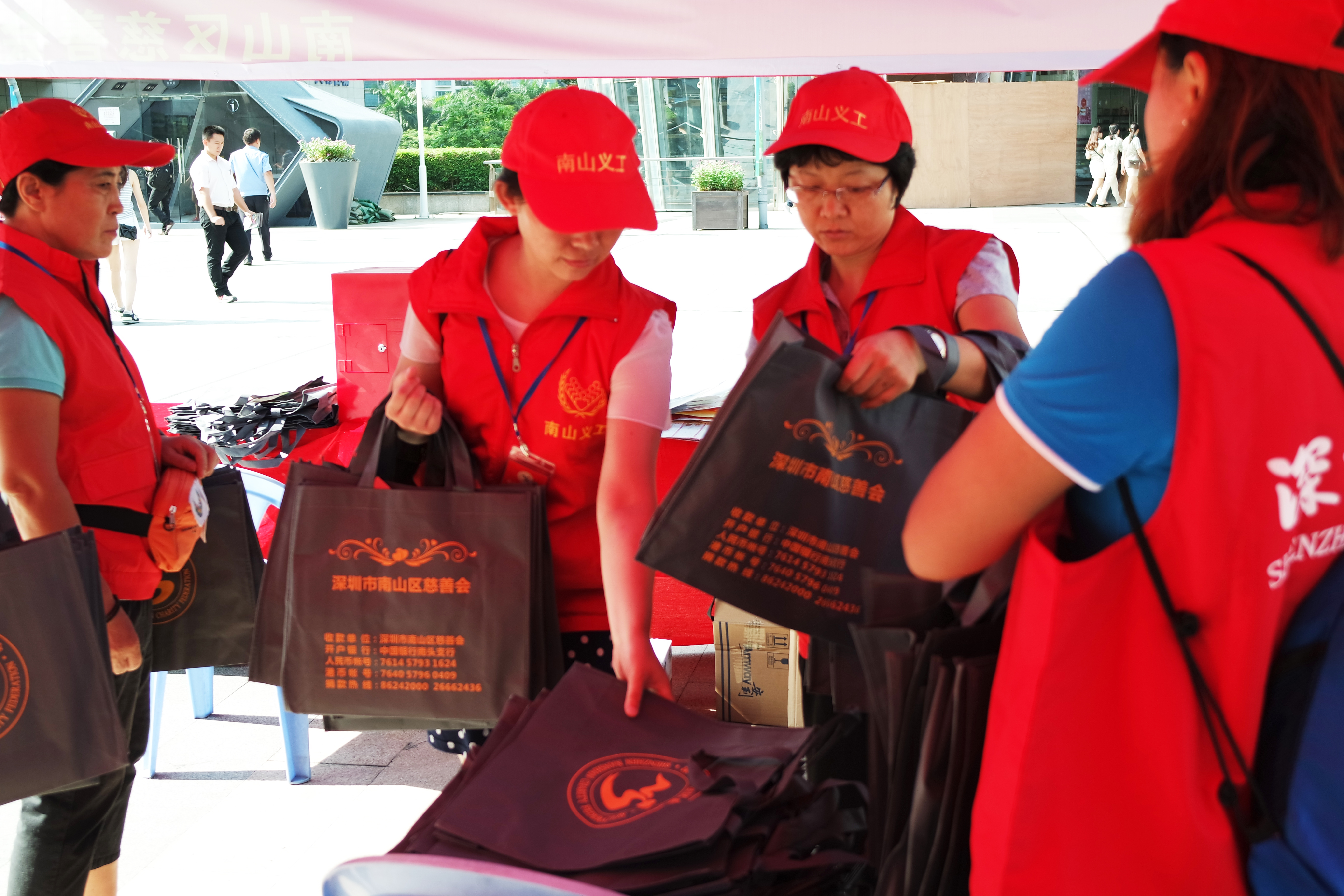 慈善月组织义工向市民派发慈善环保购物袋